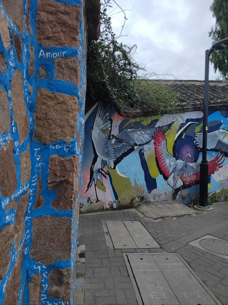 moxdrk298's tweet photo. [I couldn’t help but stop to check, gently scratch, explore and fix that little broken spot on the old wall—wait, it’s just a doodle left by a kid ]， https://t.co/NjGw0U35dT
