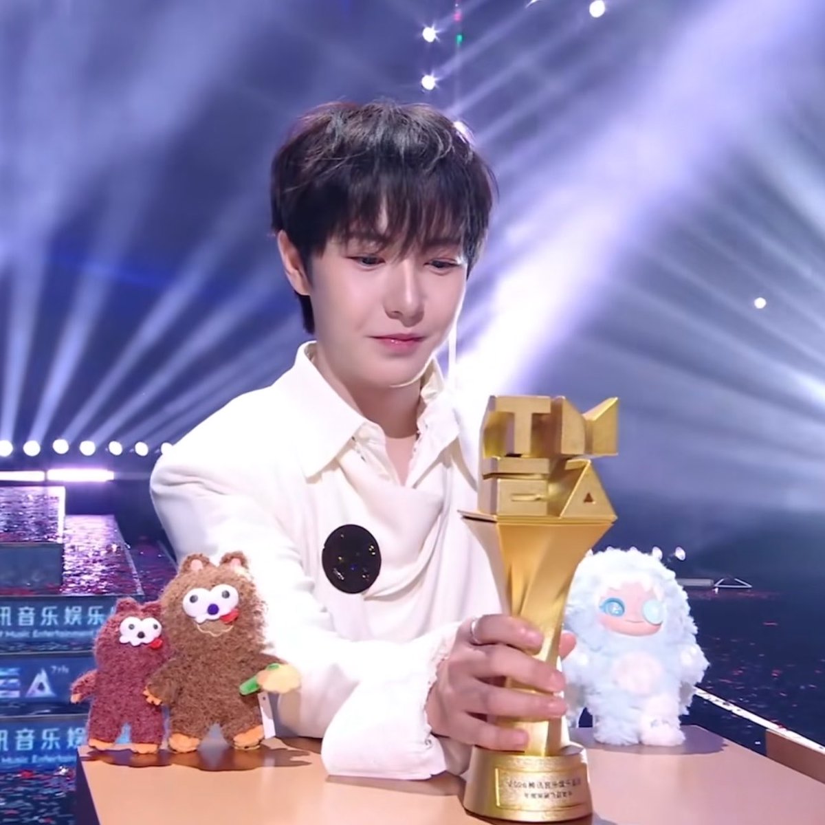 specailtome's tweet photo. ฉันอยากเห็นภาพอะไรแบบนี้อีกอะ อยากเห็นเหรินได้จับถ้วยรางวัลอีก😭😭😭😭😭😭😭 โหวตทุกครั้งพวกเราฮึดสู้กันมากจริง ๆ  อะ รายการต่อไปขอให้ไม่ตุ้บถ้วยแล้วนะ😭 ฮึก https://t.co/8nWcPyxrhO