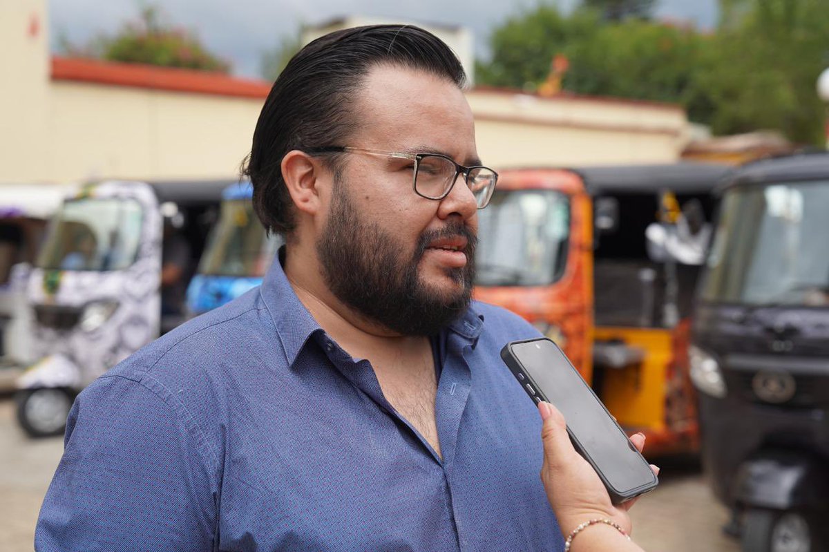 diarioelfortin's tweet photo. MOVART transforma mototaxis en galerías rodantes
Mauricio Chevalier Candiani impulsa un proyecto que une transporte público, cultura, inversión y apoyo a los talleres artesanales
#Oaxaca de Juárez, Oax.— #MOVART presentó una iniciativa que transforma mototaxis en lienzos rodantes para difundir el arte, las tradiciones y la identidad de las comunidades oaxaqueñas.
El proyecto, encabezado en Oaxaca por Mauricio Chevalier Candiani, comenzó con cinco unidades intervenidas artísticamente, presentadas durante el 26º aniversario de la Unión de Moto Taxis Calicanto, primera agrupación en sumarse al movimiento.
Los diseños están inspirados en el cempasúchil y las catrinas, los textiles, las manos artesanas, el barro negro, los milagros y los corazones tradicionales. Sin embargo, cada unidad podrá personalizarse de acuerdo con la región donde circule, sus celebraciones, actividades productivas y expresiones culturales.
Así, los mototaxis podrán rendir homenaje a la alfarería, los textiles, la cultura costeña, serrana o istmeña, convirtiéndose en piezas únicas con las que las comunidades puedan identificarse.
Chevalier Candiani explicó que MOVART también representa una apuesta por la inversión en Oaxaca, al vincular a empresas, transportistas, artistas y talleres locales en proyectos con impacto social y económico.
La intención es mejorar la imagen del transporte público, beneficiar a concesionarios y usuarios, promover el trabajo artesanal y convertir a los conductores en embajadores culturales sobre ruedas.
Más información en Instagram: @Movart_oficial.