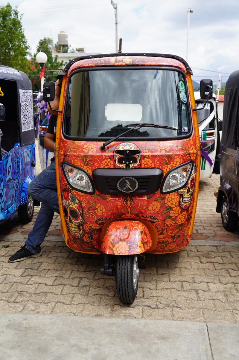 diarioelfortin's tweet photo. MOVART transforma mototaxis en galerías rodantes
Mauricio Chevalier Candiani impulsa un proyecto que une transporte público, cultura, inversión y apoyo a los talleres artesanales
#Oaxaca de Juárez, Oax.— #MOVART presentó una iniciativa que transforma mototaxis en lienzos rodantes para difundir el arte, las tradiciones y la identidad de las comunidades oaxaqueñas.
El proyecto, encabezado en Oaxaca por Mauricio Chevalier Candiani, comenzó con cinco unidades intervenidas artísticamente, presentadas durante el 26º aniversario de la Unión de Moto Taxis Calicanto, primera agrupación en sumarse al movimiento.
Los diseños están inspirados en el cempasúchil y las catrinas, los textiles, las manos artesanas, el barro negro, los milagros y los corazones tradicionales. Sin embargo, cada unidad podrá personalizarse de acuerdo con la región donde circule, sus celebraciones, actividades productivas y expresiones culturales.
Así, los mototaxis podrán rendir homenaje a la alfarería, los textiles, la cultura costeña, serrana o istmeña, convirtiéndose en piezas únicas con las que las comunidades puedan identificarse.
Chevalier Candiani explicó que MOVART también representa una apuesta por la inversión en Oaxaca, al vincular a empresas, transportistas, artistas y talleres locales en proyectos con impacto social y económico.
La intención es mejorar la imagen del transporte público, beneficiar a concesionarios y usuarios, promover el trabajo artesanal y convertir a los conductores en embajadores culturales sobre ruedas.
Más información en Instagram: @Movart_oficial.