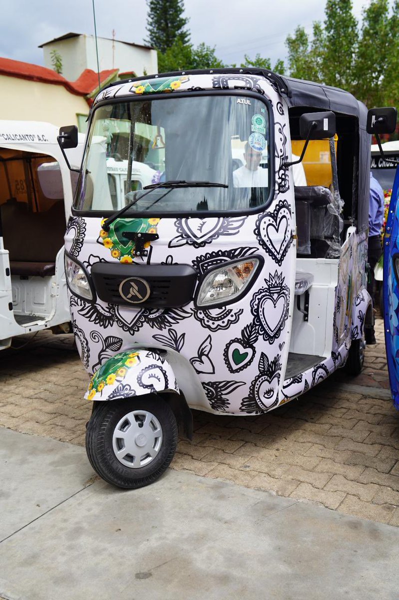 diarioelfortin's tweet photo. MOVART transforma mototaxis en galerías rodantes
Mauricio Chevalier Candiani impulsa un proyecto que une transporte público, cultura, inversión y apoyo a los talleres artesanales
#Oaxaca de Juárez, Oax.— #MOVART presentó una iniciativa que transforma mototaxis en lienzos rodantes para difundir el arte, las tradiciones y la identidad de las comunidades oaxaqueñas.
El proyecto, encabezado en Oaxaca por Mauricio Chevalier Candiani, comenzó con cinco unidades intervenidas artísticamente, presentadas durante el 26º aniversario de la Unión de Moto Taxis Calicanto, primera agrupación en sumarse al movimiento.
Los diseños están inspirados en el cempasúchil y las catrinas, los textiles, las manos artesanas, el barro negro, los milagros y los corazones tradicionales. Sin embargo, cada unidad podrá personalizarse de acuerdo con la región donde circule, sus celebraciones, actividades productivas y expresiones culturales.
Así, los mototaxis podrán rendir homenaje a la alfarería, los textiles, la cultura costeña, serrana o istmeña, convirtiéndose en piezas únicas con las que las comunidades puedan identificarse.
Chevalier Candiani explicó que MOVART también representa una apuesta por la inversión en Oaxaca, al vincular a empresas, transportistas, artistas y talleres locales en proyectos con impacto social y económico.
La intención es mejorar la imagen del transporte público, beneficiar a concesionarios y usuarios, promover el trabajo artesanal y convertir a los conductores en embajadores culturales sobre ruedas.
Más información en Instagram: @Movart_oficial.