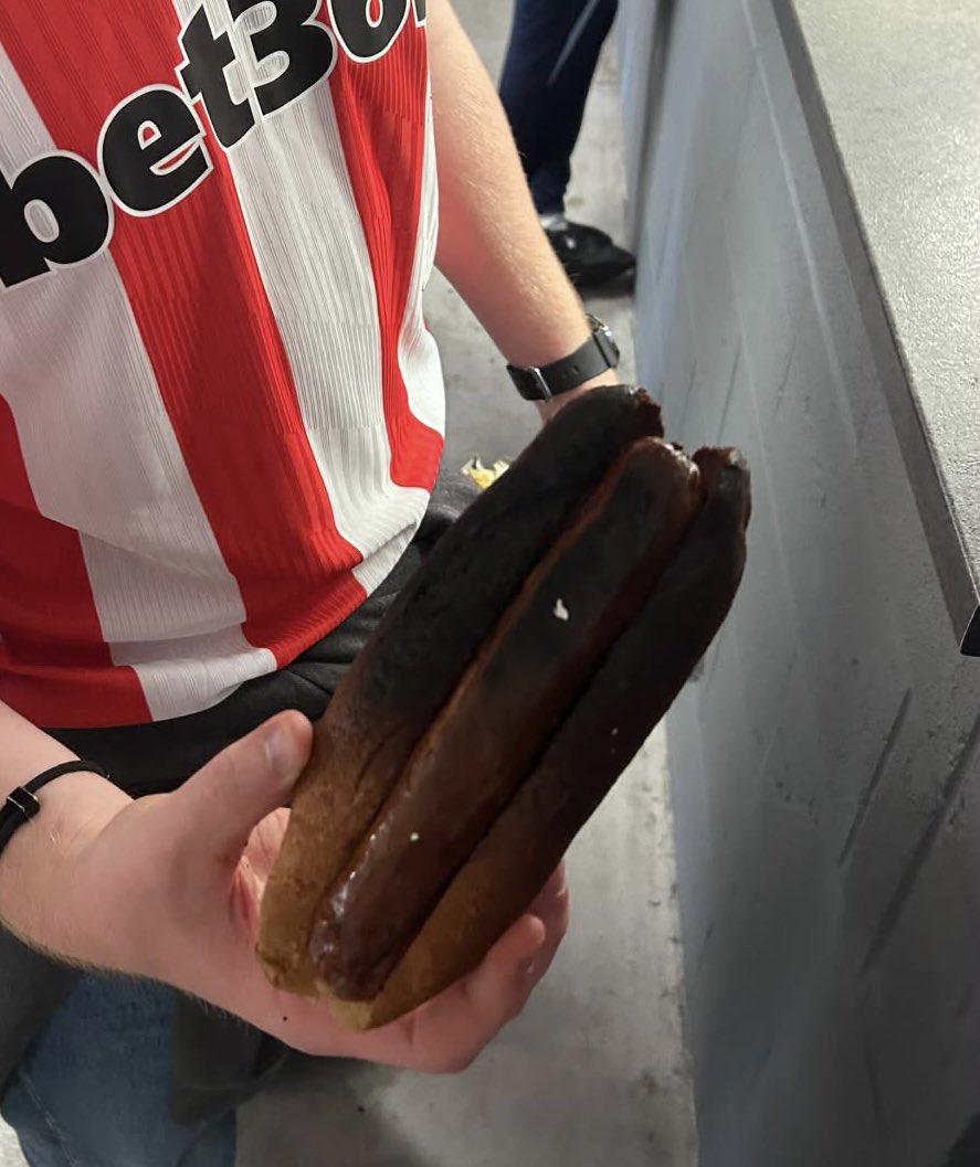 SportScran's tweet photo. Hotdog at Stoke City FC @stokecity 

💷 £5 ⚽️ https://t.co/AHoV1STUJQ