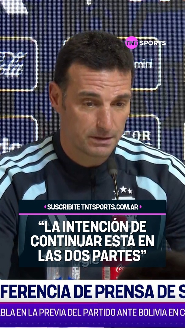 Lionel Scaloni, the manager of the Argentine National Team, speaks at a press conference, with on-screen text in Spanish quoting his statement: "LA INTENCIÓN DE CONTINUAR ESTÁ EN LAS DOS PARTES" ("The intention to continue is on both sides"), addressing rumors about his future with the team ahead of a match against Bolivia.
