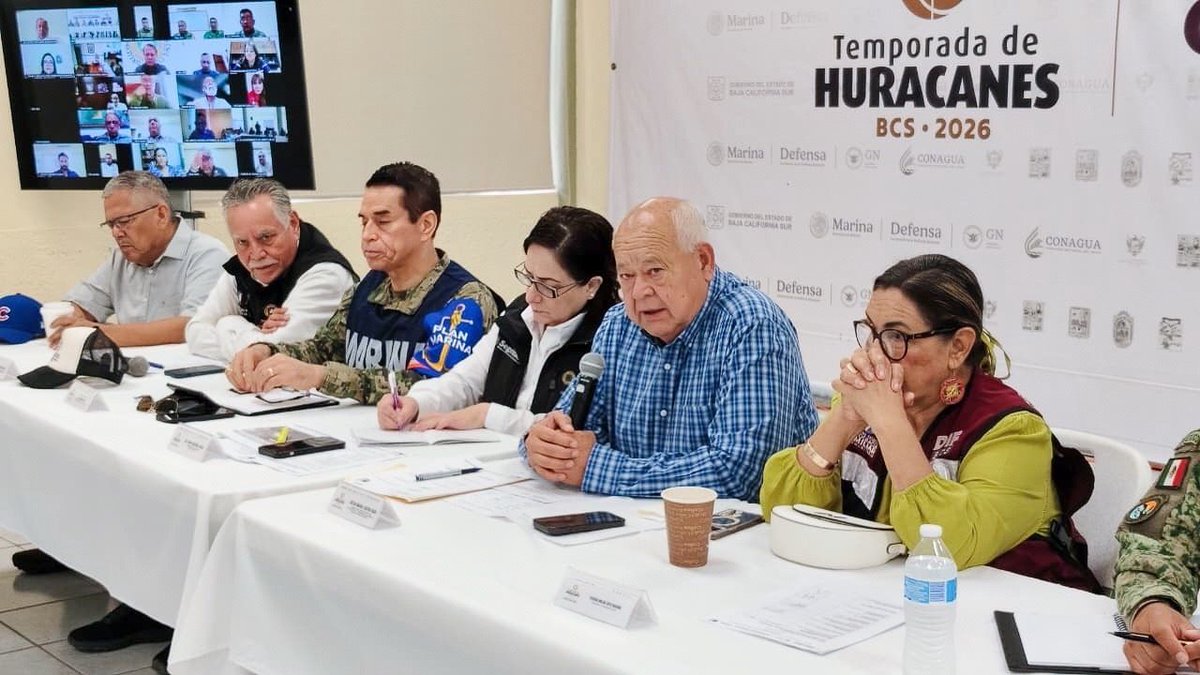 CNPC_MX's tweet photo. 🌀@laualzua, titular de la #CNPC de la @SSPCMexico y el Gobernador de BCS, @VictorCastroCos, encabezaron la Sesión del Puesto de Comando tras el paso del #Huracán #Polo.
✅ Hasta el momento se reporta saldo blanco
✅ En las acciones en favor de la población participaron @SEMAR_mx, @Defensamx1, @GN_MEXICO_, @CFEmx, @conagua_mx, @conagua_clima y autoridades del @GobBCS y de los 5 municipios de la entidad.
Los tres órdenes de gobierno nos mantenemos coordinados para proteger a la población.