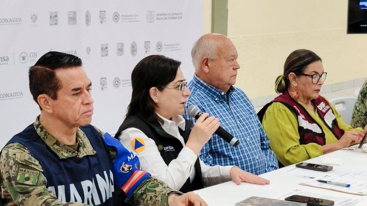 CNPC_MX's tweet photo. 🌀@laualzua, titular de la #CNPC de la @SSPCMexico y el Gobernador de BCS, @VictorCastroCos, encabezaron la Sesión del Puesto de Comando tras el paso del #Huracán #Polo.
✅ Hasta el momento se reporta saldo blanco
✅ En las acciones en favor de la población participaron @SEMAR_mx, @Defensamx1, @GN_MEXICO_, @CFEmx, @conagua_mx, @conagua_clima y autoridades del @GobBCS y de los 5 municipios de la entidad.
Los tres órdenes de gobierno nos mantenemos coordinados para proteger a la población.