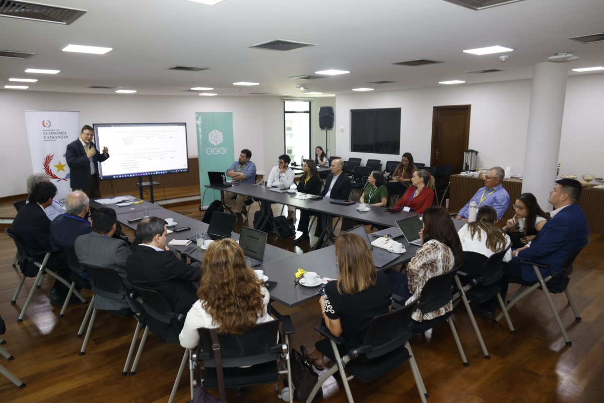 MTESS_PY's tweet photo. #EmpleosVerdes| El Ministerio de Trabajo participó del primer encuentro de la Mesa de Expertos de Empleos Verdes.

El encuentro forma parte del proceso de construcción de la Estrategia Nacional de Empleos Verdes, impulsada por el @MEF_Paraguay.

Desde la perspectiva laboral, se analizó la necesidad de avanzar hacia actividades que contribuyan a la sostenibilidad ambiental y que, al mismo tiempo, garanticen condiciones de trabajo decente.

Con este enfoque, se busca vincular dos dimensiones fundamentales del desarrollo: la protección del ambiente y la generación de empleos de calidad, con oportunidades de formalización y mejores condiciones laborales.

Durante la jornada se abordaron avances en la definición y medición de los empleos verdes en Paraguay, así como los criterios y desafíos para su desarrollo en los distintos sectores de la economía.