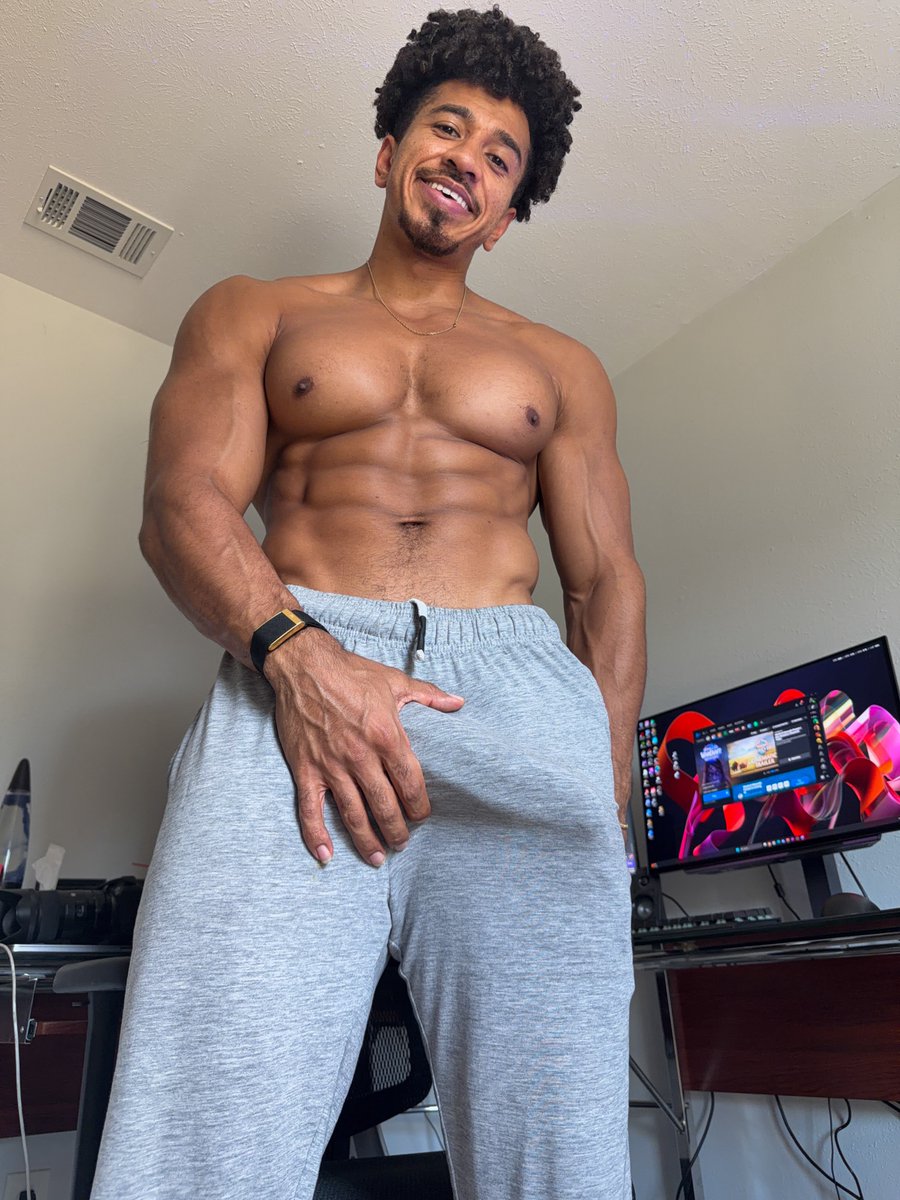 TheShawnRaymon1's tweet photo. Sweatpants season is upon us once again. 😌 https://t.co/OisQq4Fhge
