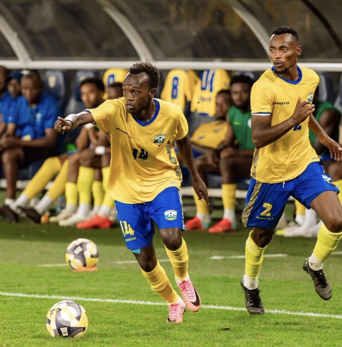 imfuraluc01's tweet photo. #AFCONQ2027 | 56’ 

Cabo Verde 1-2 Rwanda 

WOOOW WOOOW! 

Elie Tatou &amp; Claude Niyomugabo 

ABAHUNGU BAKIRIYE NEZA BOMBI, IMIPIRA YA J-L MICKELS! 

@bbkigalifm 89.7 FM https://t.co/0LCR6M1Txr