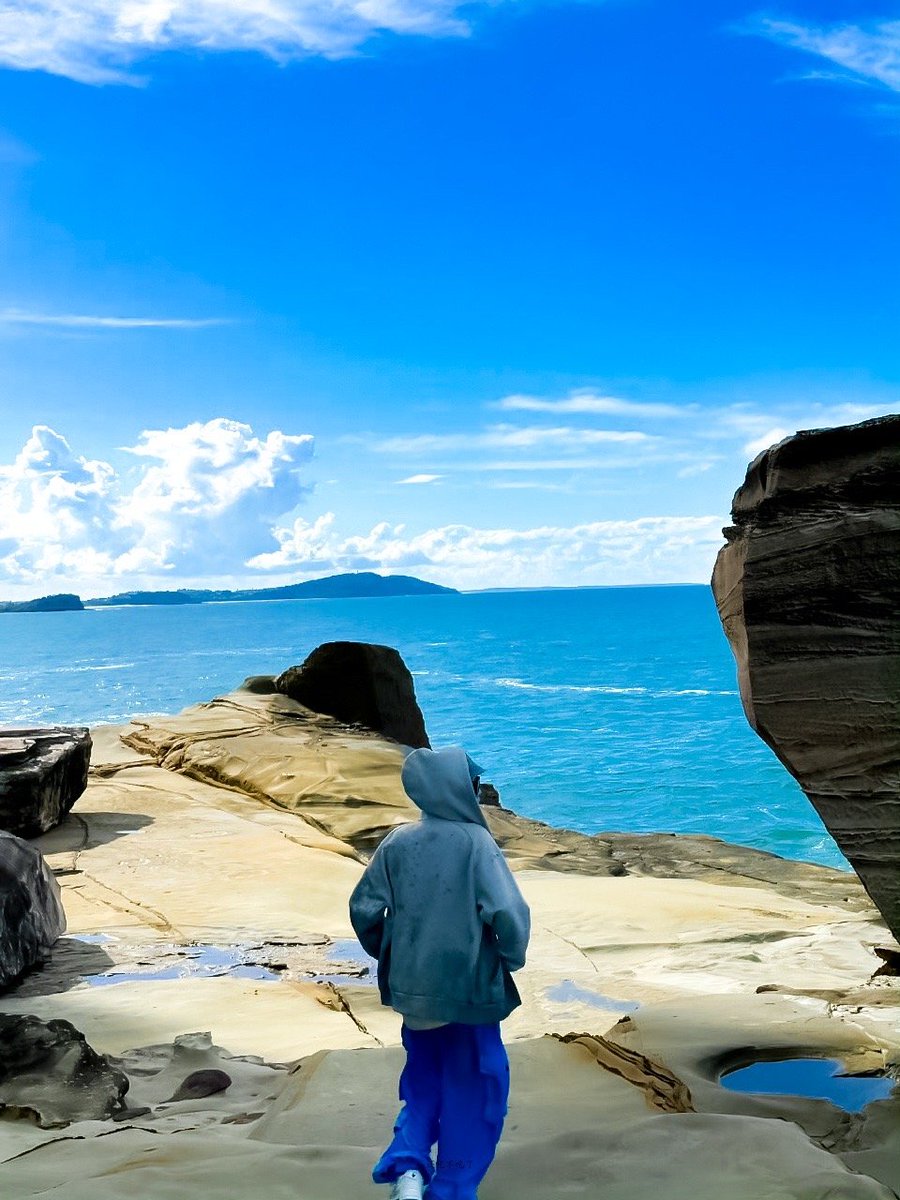 faisalr62495805's tweet photo. Today’s hike let us catch a rare view: the blue sea meets the vast sky, a fellow hiker named Yong and I took a moment to rest by the path, enjoying the quiet and fresh air. https://t.co/I8DOPHihwX