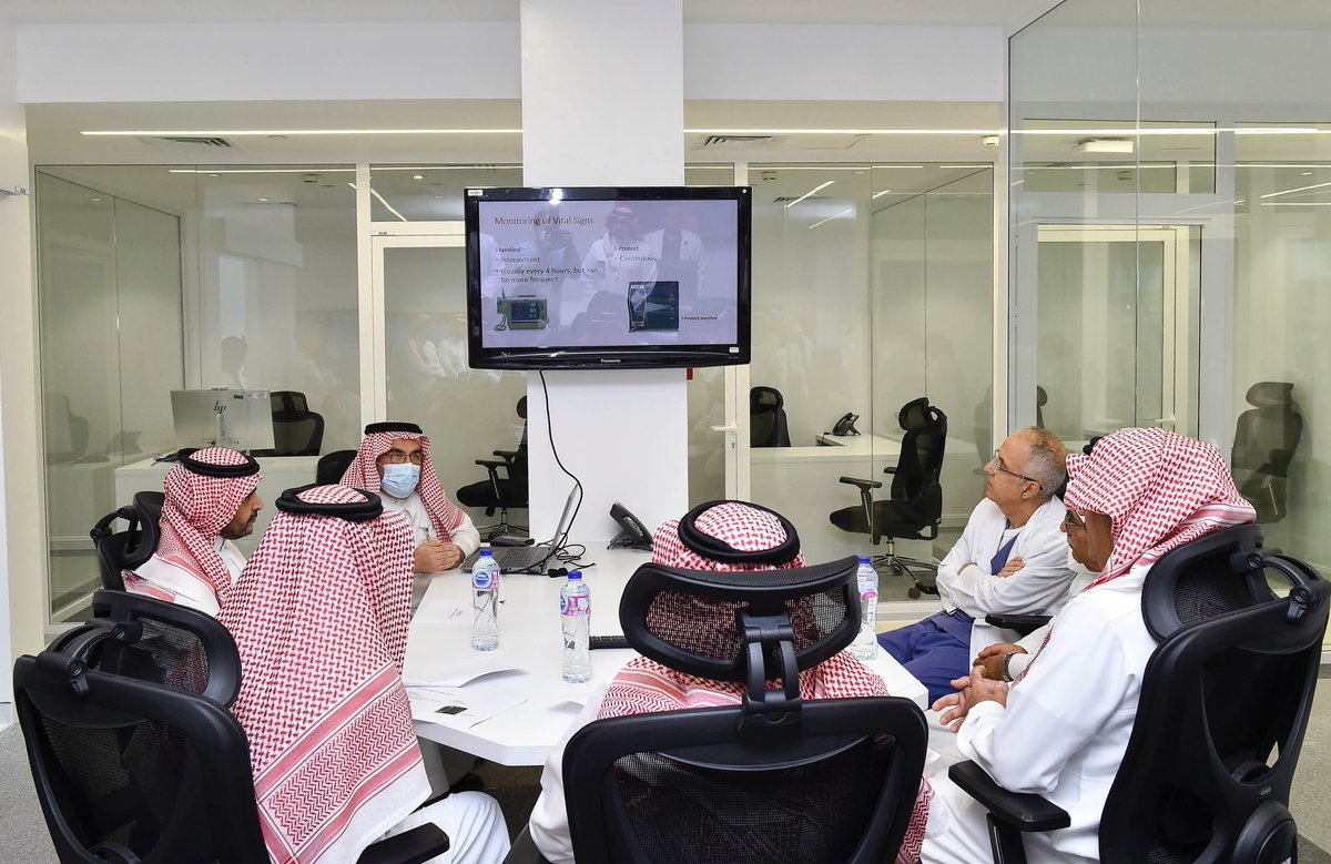 NGHAnews's tweet photo. دشّنت الشؤون الصحية بوزارة الحرس الوطني، بحضور معالي المدير العام التنفيذي الدكتور بندر بن عبدالمحسن القناوي وقيادات الشؤون الصحية، مركز التحكم لبرنامج المراقبة الاستباقية (I-PROTECT) للمرضى المنومين في أجنحة مدينة الملك عبدالعزيز الطبية بالرياض.

ويعتمد البرنامج على منظومة متكاملة للمراقبة المستمرة وتحليل المؤشرات الحيوية باستخدام الخوارزميات الذكية، بما يمكّن من الاكتشاف المبكر لمؤشرات التدهور السريري والمضاعفات التنفسية والقلبية والعصبية، وتعزيز سرعة الاستجابة والتدخل الطبي في الوقت المناسب.

ويمثل I-PROTECT تحولًا من المراقبة التقليدية المتقطعة إلى المراقبة الاستباقية المستمرة، بما يعزز سلامة المرضى ويرتقي بجودة وكفاءة الرعاية الصحية المقدمة لهم.

#MNGHA