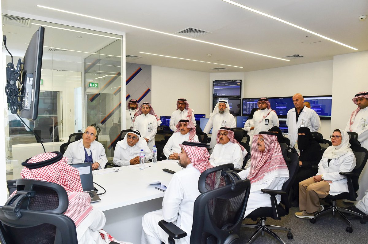 NGHAnews's tweet photo. دشّنت الشؤون الصحية بوزارة الحرس الوطني، بحضور معالي المدير العام التنفيذي الدكتور بندر بن عبدالمحسن القناوي وقيادات الشؤون الصحية، مركز التحكم لبرنامج المراقبة الاستباقية (I-PROTECT) للمرضى المنومين في أجنحة مدينة الملك عبدالعزيز الطبية بالرياض.

ويعتمد البرنامج على منظومة متكاملة للمراقبة المستمرة وتحليل المؤشرات الحيوية باستخدام الخوارزميات الذكية، بما يمكّن من الاكتشاف المبكر لمؤشرات التدهور السريري والمضاعفات التنفسية والقلبية والعصبية، وتعزيز سرعة الاستجابة والتدخل الطبي في الوقت المناسب.

ويمثل I-PROTECT تحولًا من المراقبة التقليدية المتقطعة إلى المراقبة الاستباقية المستمرة، بما يعزز سلامة المرضى ويرتقي بجودة وكفاءة الرعاية الصحية المقدمة لهم.

#MNGHA