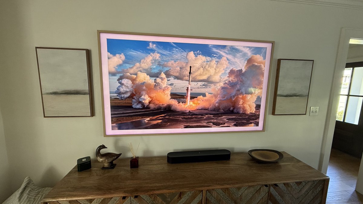 TheNuanceAgency's tweet photo. @mikolajpiech @SpaceX Looks amazing in my living room! Thank you!! https://t.co/Obq33gcOMH