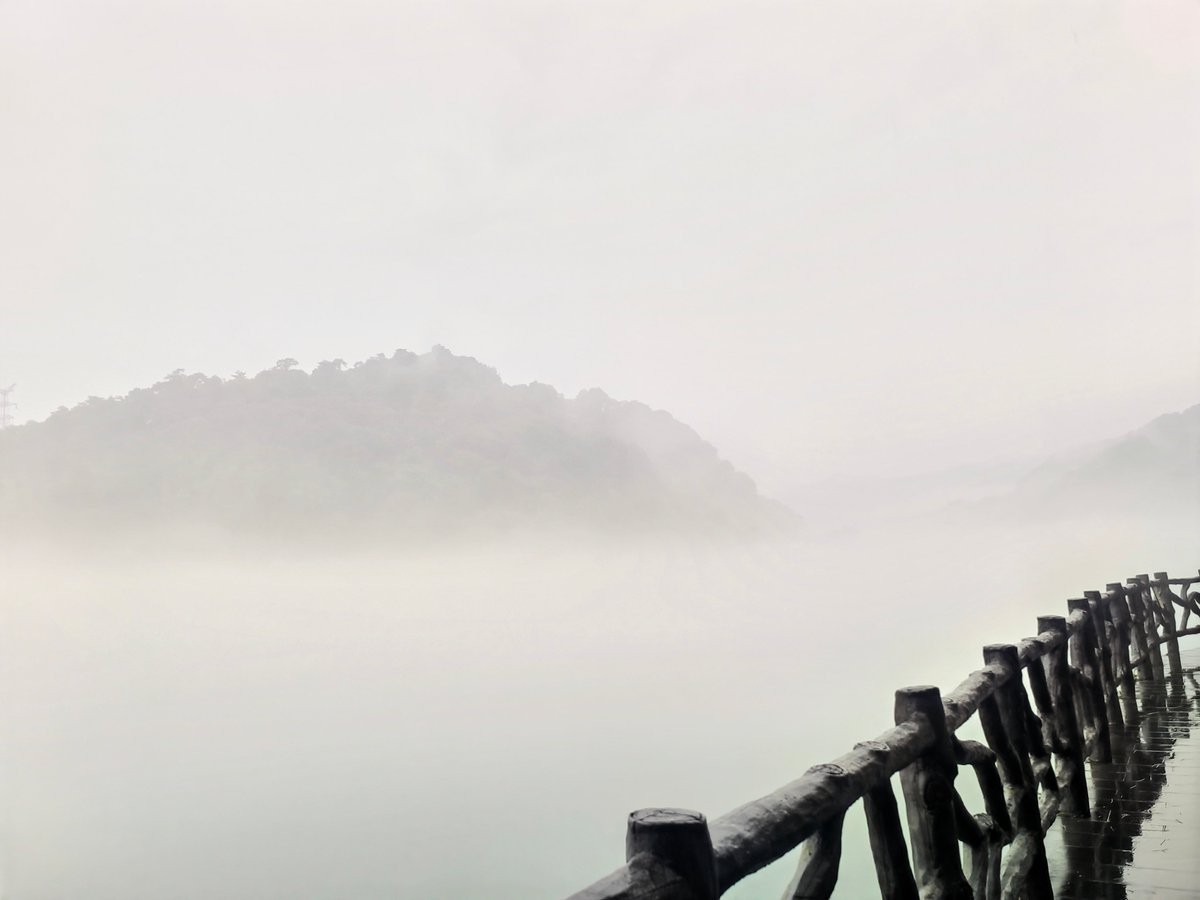 d2823_613's tweet photo. A quiet boat floats on the empty, mist-covered lake, as the morning sun slowly breaks through the mist, wrapping the whole scene in a soft, dreamy light. https://t.co/5qUJTKLJac
