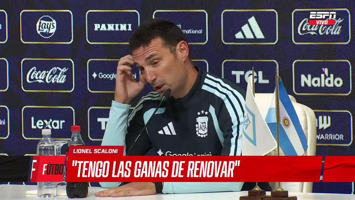 Lionel Scaloni, wearing an Argentina AFA tracksuit, speaks at a press conference with his hand on his forehead, as an on-screen graphic reads "TENGO LAS GANAS DE RENOVAR" (I have the desire to renew), directly illustrating his statements about contract renewal with the Argentina National Team.