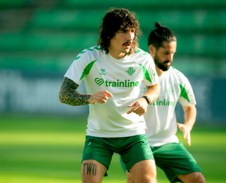 Pepelias17_'s tweet photo. 🟢⚪️Bellerín cree que Luis de la Fuente ve pocos partidos del Betis 

🗣️👉 "Se perderá la conexión o algo", ironiza el capitán del equipo verdiblanco, que no entiende la ausencia de Álvaro Valles, ni la de Fornals en el Mundial. "Es ahora mismo el mejor portero de la liga con diferencia"

https://t.co/HRIaFpPdXl a través de @MundoBetis_