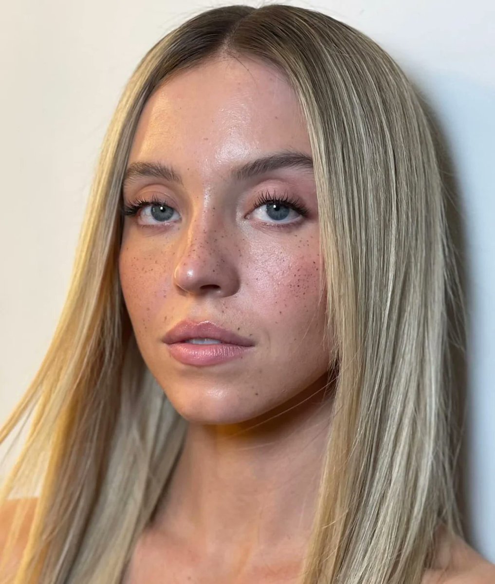 Bhaveshlivelife's tweet photo. Sydney Sweeney proving that a simple beauty portrait doesn’t need much to stand out. ✨

The sleek blonde hair, soft makeup and freckled look keep everything minimal, letting the close-up framing do all the work.

Clean, natural and striking. 🤍 https://t.co/PWFmSMvKyZ