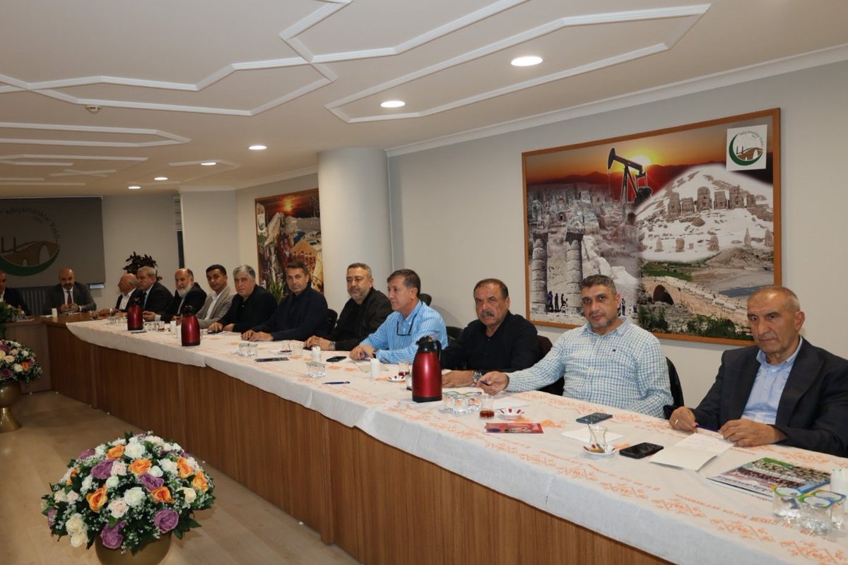 AdiyamanVakfi's tweet photo. Adıyamanlılar Vakfı Aylık Yönetim Kurulu Toplantımızı, Genel Başkanımız Sayın Hasan Hüseyin Göksu’nun riyasetinde gerçekleştirdik.
Yeni dönemde hayata geçireceğimiz çalışma ve projeleri istişare ederek yol haritamızı belirledik. Alınan kararların vakfımız ve hemşehrilerimiz için hayırlı olmasını diliyoruz.