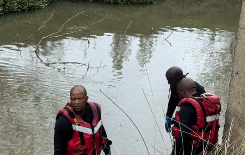 _ArriveAlive's tweet photo. Body of young drowning victim recovered from the Kgotptjane River
https://t.co/URd59slQGf
#ArriveAlive #Drowning @SAPoliceService https://t.co/wBac0T3usg