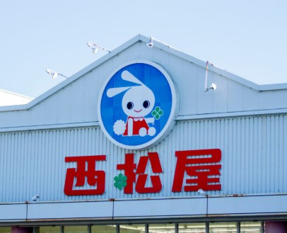 azflashjp's tweet photo. トイザらスの件で報道としては「少子化とネット通販が原因で赤字が…」とされているけど、本当のところ郊外の大型商業施設で展開していたトイザらスに対し、都会だろうが郊外だろうがどこでも店を出していたバースデイと西松屋にトイザらスがボコボコにされたと見ることができるんだよな。

完全に商品が被っているわけではないけども、ベビー用品や子供服をより手軽に買いに行けるのはどちらかが明白。玩具もけっこう売っているし。