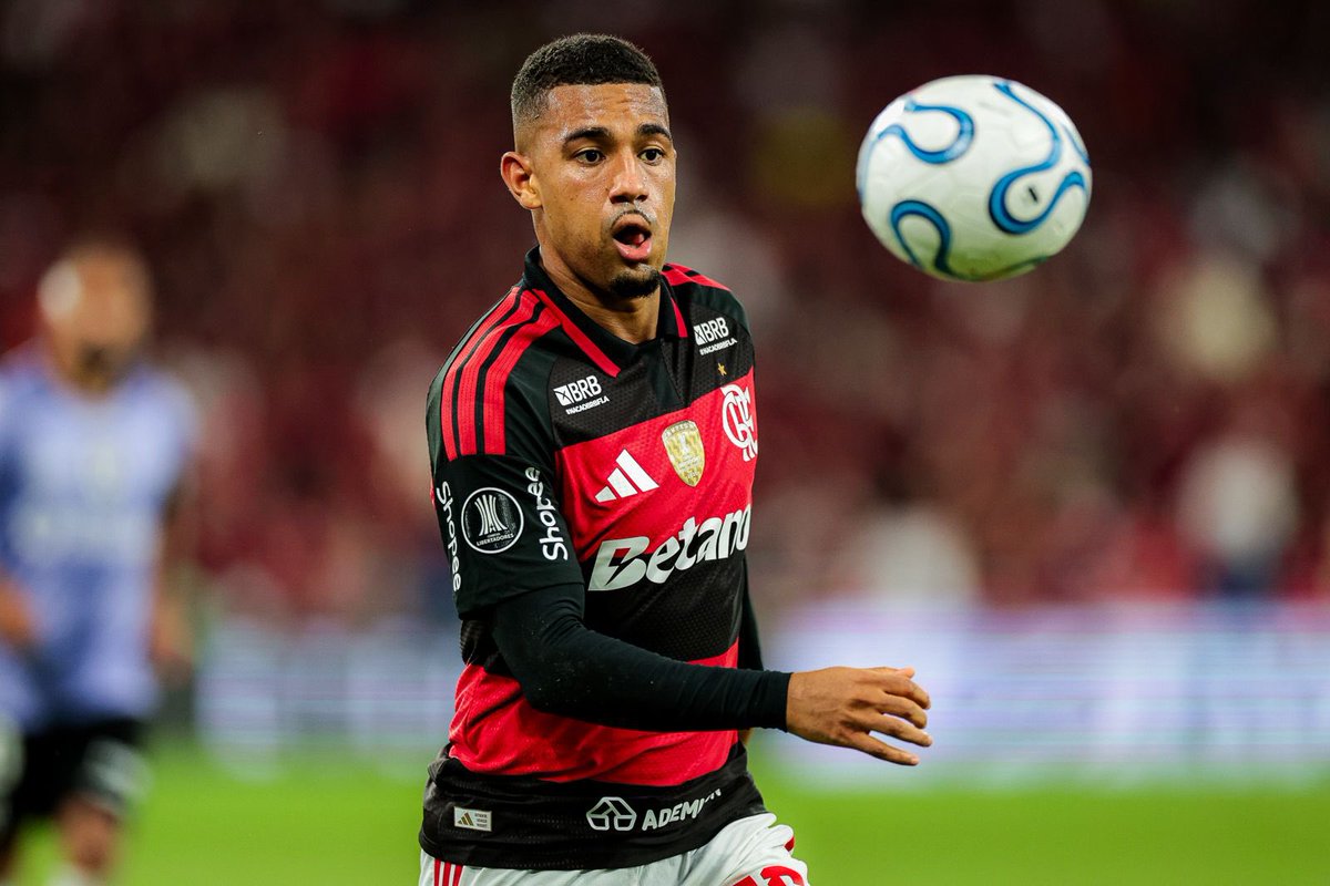 futebol_info's tweet photo. 🚨 Não é só Paquetá: Flamengo tem mais 5 jogadores com parcelas pendentes que contavam com dinheiro da patrocinadora máster (bet).

Além dos compromissos pela compra de Paquetá, de R$ 315 milhões, o Fla contava com parcelas do patrocinador máster para pagar em 2027 e 2028 por Plata, Emerson Royal, Samuel Lino, Joaquín Freitas e Anthony Valencia.

Cerca de R$ 40 MILHÕES POR ANO da patrocinadora seriam usados para isso. Na avaliação do clube, o dinheiro ainda daria para buscar MAIS REFORÇOS. A verba da empresa referente a 2026, inclusive, foi antecipada para isso.

O argumento do clube é que o normal seria se programar contando com receitas de contratos que, até então, eram legais.

O contrato prevê R$ 268 milhões por ano. A empresa ainda não notificou o Flamengo sobre uma possível rescisão, mas admite preocupação e afirmou que tomará "decisões no momento apropriado".

🗞️ @OGlobo_Esportes | @diogodantas 
📸 Gilvan de Souza/CRF
