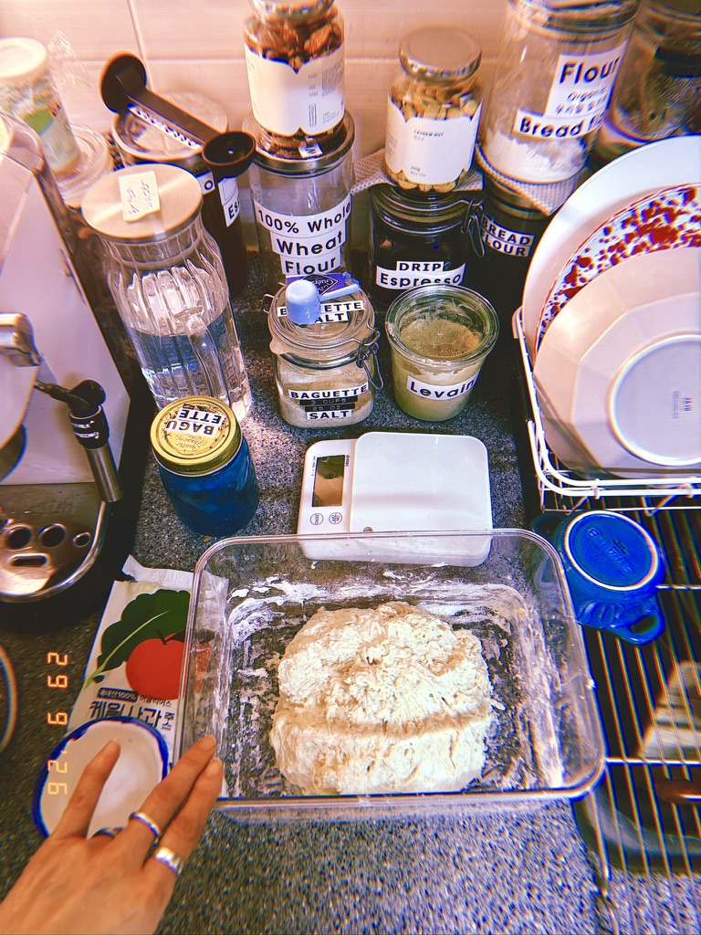 drewstar___'s tweet photo. 10kg 밀가루 19일만에 끝나고 새 포대 도착. 요즘 반죽 양 늘어나서 2주 예상. <케일 사과 주스> 마시며 #사워도우 #발효시작 ☾19 #bulkfermentation
#Sourdough = 1,140g
#hydration =78.142%
#folding x 2
Flour 610g
Water 450g
Levain 80g (whole wheat 100%/ 50% hydration)
Salt 13g https://t.co/F7pZGNPBAh