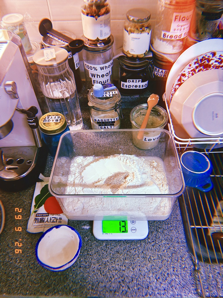 drewstar___'s tweet photo. 10kg 밀가루 19일만에 끝나고 새 포대 도착. 요즘 반죽 양 늘어나서 2주 예상. <케일 사과 주스> 마시며 #사워도우 #발효시작 ☾19 #bulkfermentation
#Sourdough = 1,140g
#hydration =78.142%
#folding x 2
Flour 610g
Water 450g
Levain 80g (whole wheat 100%/ 50% hydration)
Salt 13g https://t.co/F7pZGNPBAh
