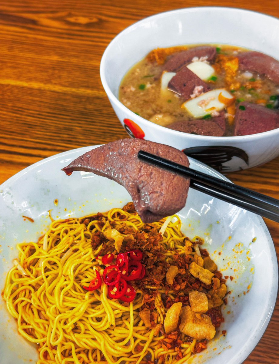 AzucenaKinde's tweet photo. This hidden minced-meat noodle gem has recently become hugely popular after being featured by Dr Leslie Tay and Dr Ng Eng Hen. Rong Fa (Mui Siong) Minced Meat Noodles has gone viral! My quiet morning spot is no longer peaceful, and parking is a https://t.co/hffWiesCGk