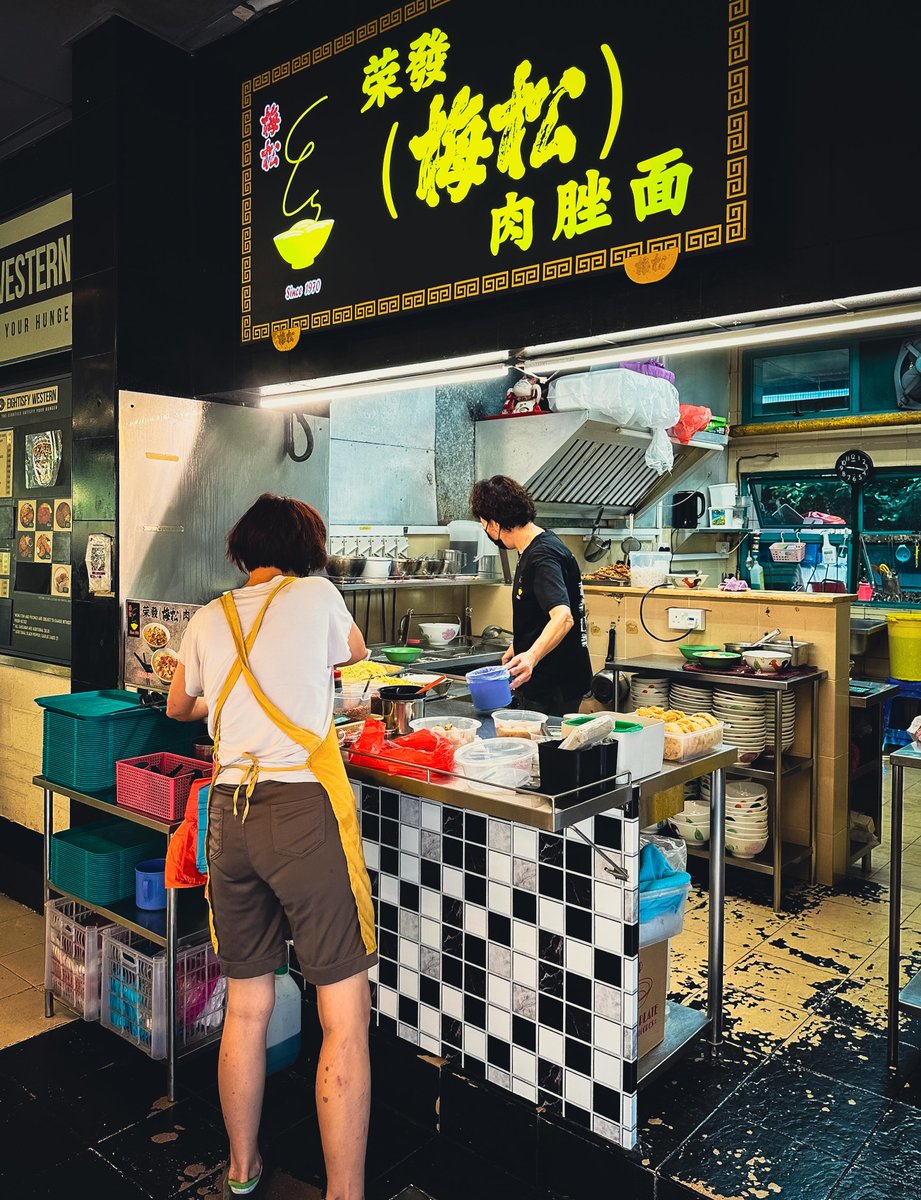 AzucenaKinde's tweet photo. This hidden minced-meat noodle gem has recently become hugely popular after being featured by Dr Leslie Tay and Dr Ng Eng Hen. Rong Fa (Mui Siong) Minced Meat Noodles has gone viral! My quiet morning spot is no longer peaceful, and parking is a https://t.co/hffWiesCGk