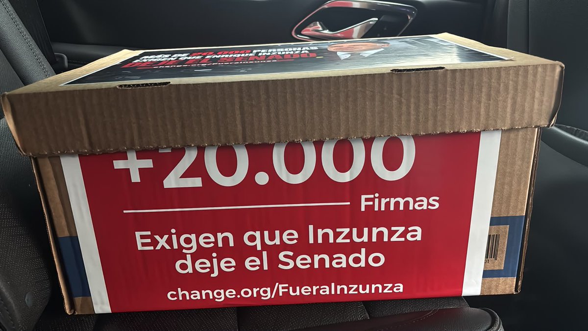 azucenau's tweet photo. 🚨 Impiden el acceso al Senado a ciudadanos que buscaban entregar más de 22 mil firmas para exigir la salida de Enrique Inzunza.

La senadora Paloma Sánchez aseguró que la instrucción provino del presidente de la Mesa Directiva, Higinio Martínez.

El grupo acudió al Senado para presentar las firmas con las que se pide que Enrique Inzunza deje su cargo tras los señalamientos de EU en su contra, tal como me dijo @vaniaperezmor en #AzucenaxFórmula 

📹 @palomaSnchez 📸 @letroblesrosa