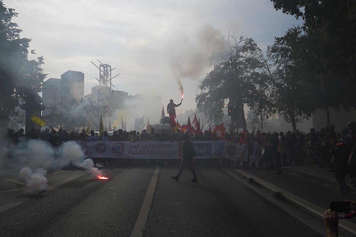 jpnvhb's tweet photo. "Toute manifestation est légitime. Pas de recevoir des pétards de différents calibres, surtout lorsqu’ils sont dirigés vers les photographes, avec certains nous avons quittés les pompiers, l’image étant certainement ailleurs » @snspp_pats @sapeurs_pompiers_de_france https://t.co/FeyaLq1UBC