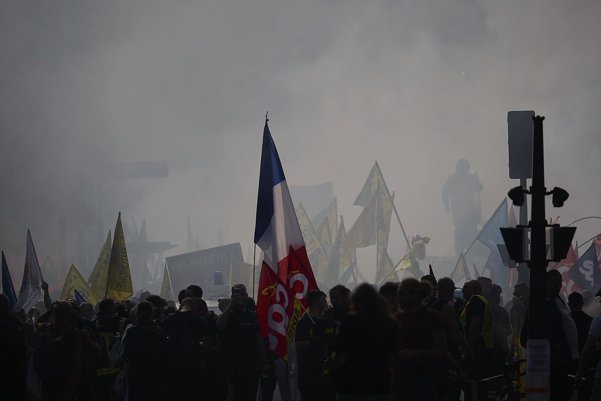 jpnvhb's tweet photo. "Toute manifestation est légitime. Pas de recevoir des pétards de différents calibres, surtout lorsqu’ils sont dirigés vers les photographes, avec certains nous avons quittés les pompiers, l’image étant certainement ailleurs » @snspp_pats @sapeurs_pompiers_de_france https://t.co/FeyaLq1UBC