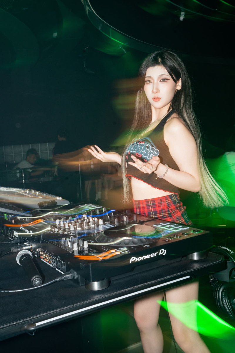 hil_ker3740's tweet photo. [Just met the great DJ Jun Zhantai—his set last night was insane!]， https://t.co/5caueD1BkN