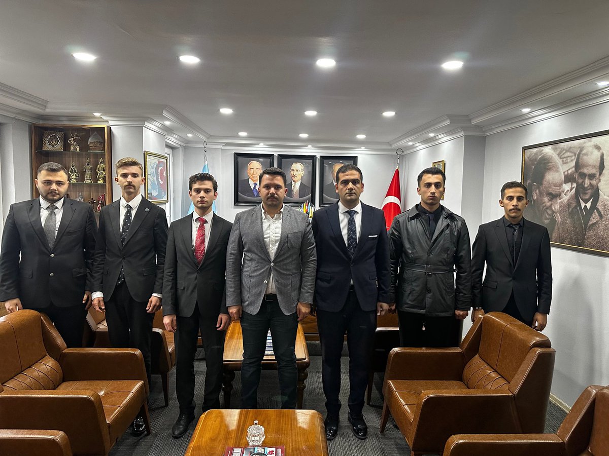ortaogretimiuo's tweet photo. İstanbul Ülkü Ocakları İl Başkanımız Sayın Alparslan Doğan’ı ziyaret ederek emir ve talimatlarını aldık.

Ortaöğretim teşkilatımız adına; İstanbul’un Fatihi Fatih Sultan Mehmet Han’ın kılıcını takdim ettik.

Tarihini bilen, bugününü yaşayan ve geleceğini yazmaya talip bir gençlik olarak; İstanbul’un fetih ruhuyla ilimde, fikirde ve mücadelede daha güçlü yarınlara yürüyoruz.

Fetih ruhumuz, irademiz; istikametimiz Türk gençliğinin yarınlarıdır.
@ayyildirim1 
@Aalparslandogan 
@IBurakII