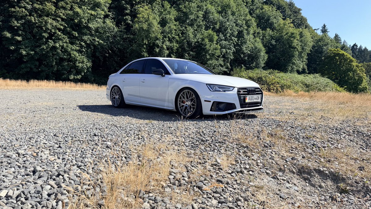 soshissx's tweet photo. 2019 Audi S4 🥰 
She looks good 🤭
#audi https://t.co/RoE2bkZY7o