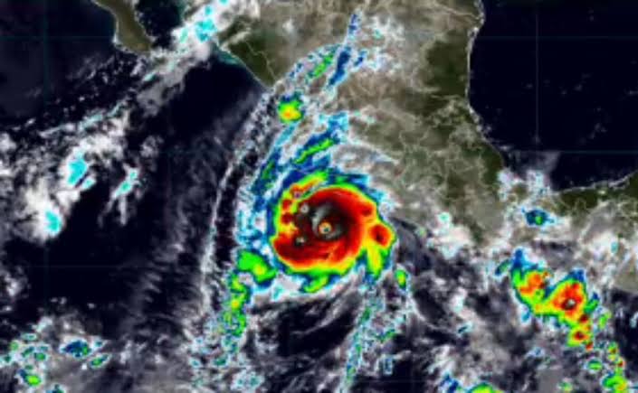 RevistaConsenso's tweet photo. 🌀 #ÚltimaHora | El huracán #Polo se degrada a categoría 1 y se ubica a 20 km al sur de Guaymas, Sonora. Se prevé su impacto en las próximas horas. Mientras tanto, la tormenta #Rachel genera lluvias y oleaje en Michoacán. 🌧️🌊 ¡Toma precauciones! ⚠️ #ClimaMx https://t.co/wpdaAtICOj