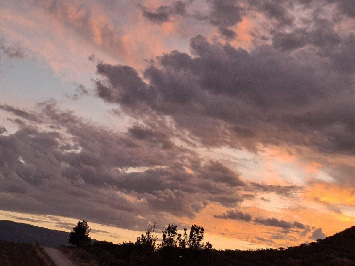 michael28188102's tweet photo. Sunset https://t.co/zpBWCyyfri