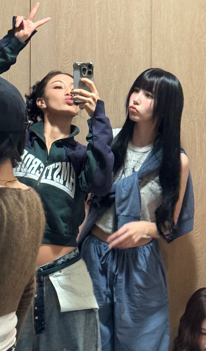 godmitzu's tweet photo. Jihyo said she should take Mina out and somebody suggested a LEGO date, but she'd only be able to build LEGOs for 30 minutes before dozing off 😭 https://t.co/DmTz2IiDX2