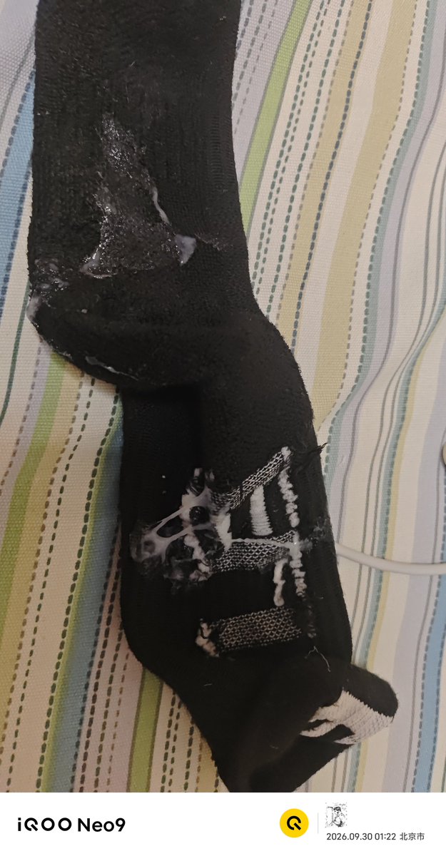 SZHAGB's tweet photo. 哎呀，到底是谁让我射上去的呀？真的有人要这种袜子吗？ https://t.co/vrm55n5Smw