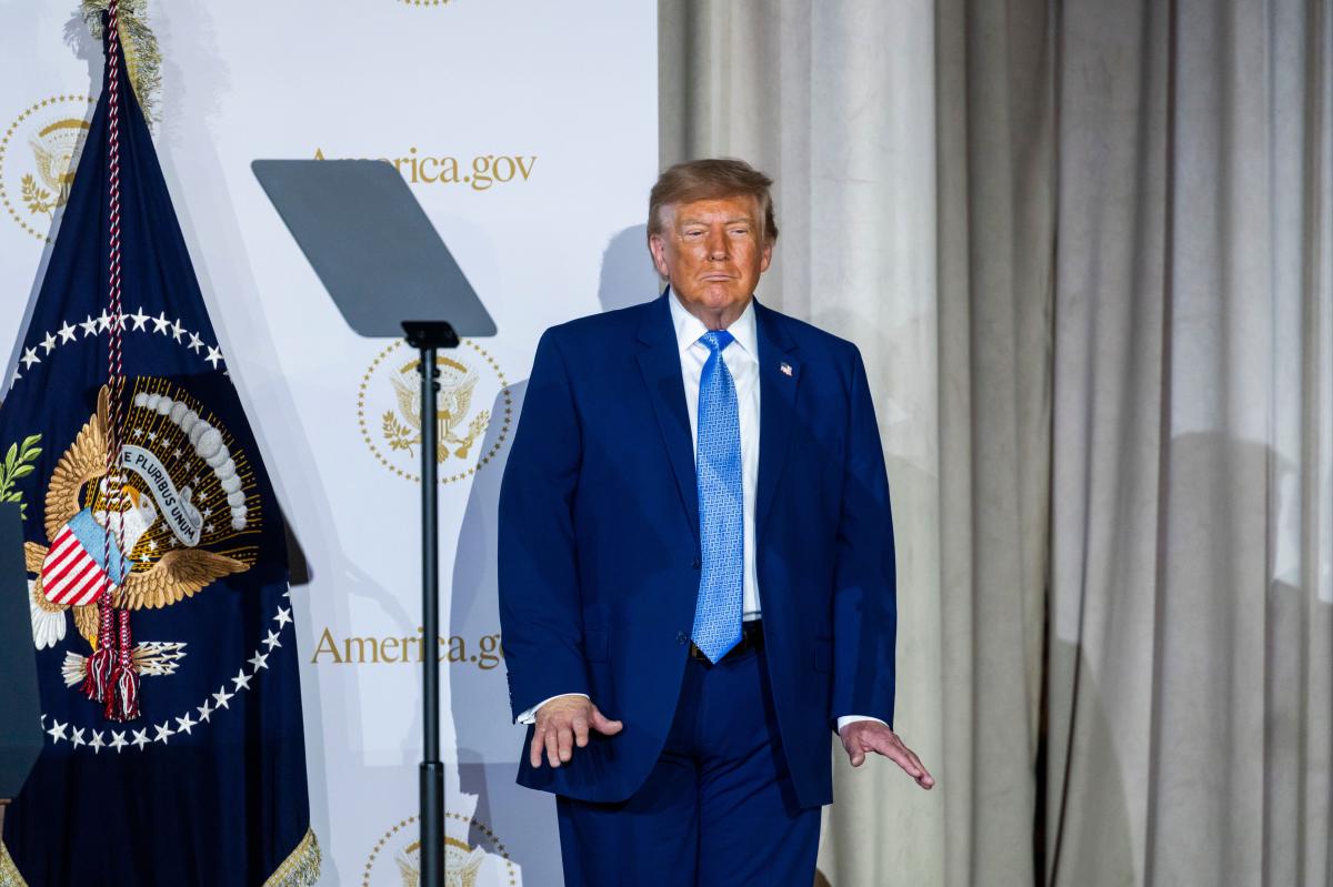 HypeNewsX's tweet photo. JUST IN: Trump unveils https://t.co/CUjoHxD7SL, an AI-powered website offering government services in one place. https://t.co/pZKXHbgCQC