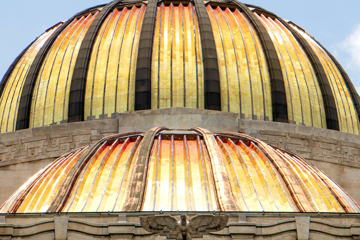 mbellasartes's tweet photo. La cúpula del Palacio de Bellas Artes fue una propuesta poco habitual para la arquitectura teatral de la época.

En lugar de colocarla sobre la sala de espectáculos, Adamo Boari la situó sobre el gran vestíbulo, donde la luz natural conviviría con vitrales, plantas y flores.

💛 Hoy, en el 92 aniversario de la inauguración del Palacio de Bellas Artes, mira hacia arriba y aprecia este detalle de su arquitectura.