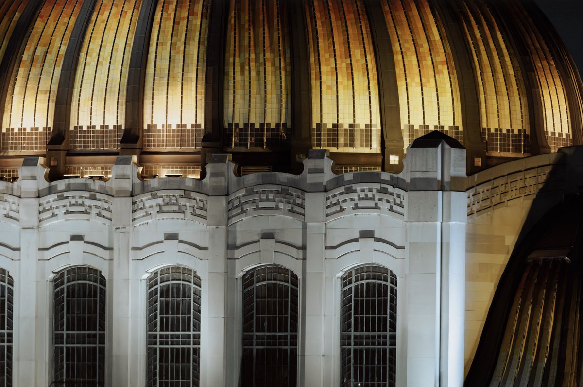 mbellasartes's tweet photo. La cúpula del Palacio de Bellas Artes fue una propuesta poco habitual para la arquitectura teatral de la época.

En lugar de colocarla sobre la sala de espectáculos, Adamo Boari la situó sobre el gran vestíbulo, donde la luz natural conviviría con vitrales, plantas y flores.

💛 Hoy, en el 92 aniversario de la inauguración del Palacio de Bellas Artes, mira hacia arriba y aprecia este detalle de su arquitectura.
