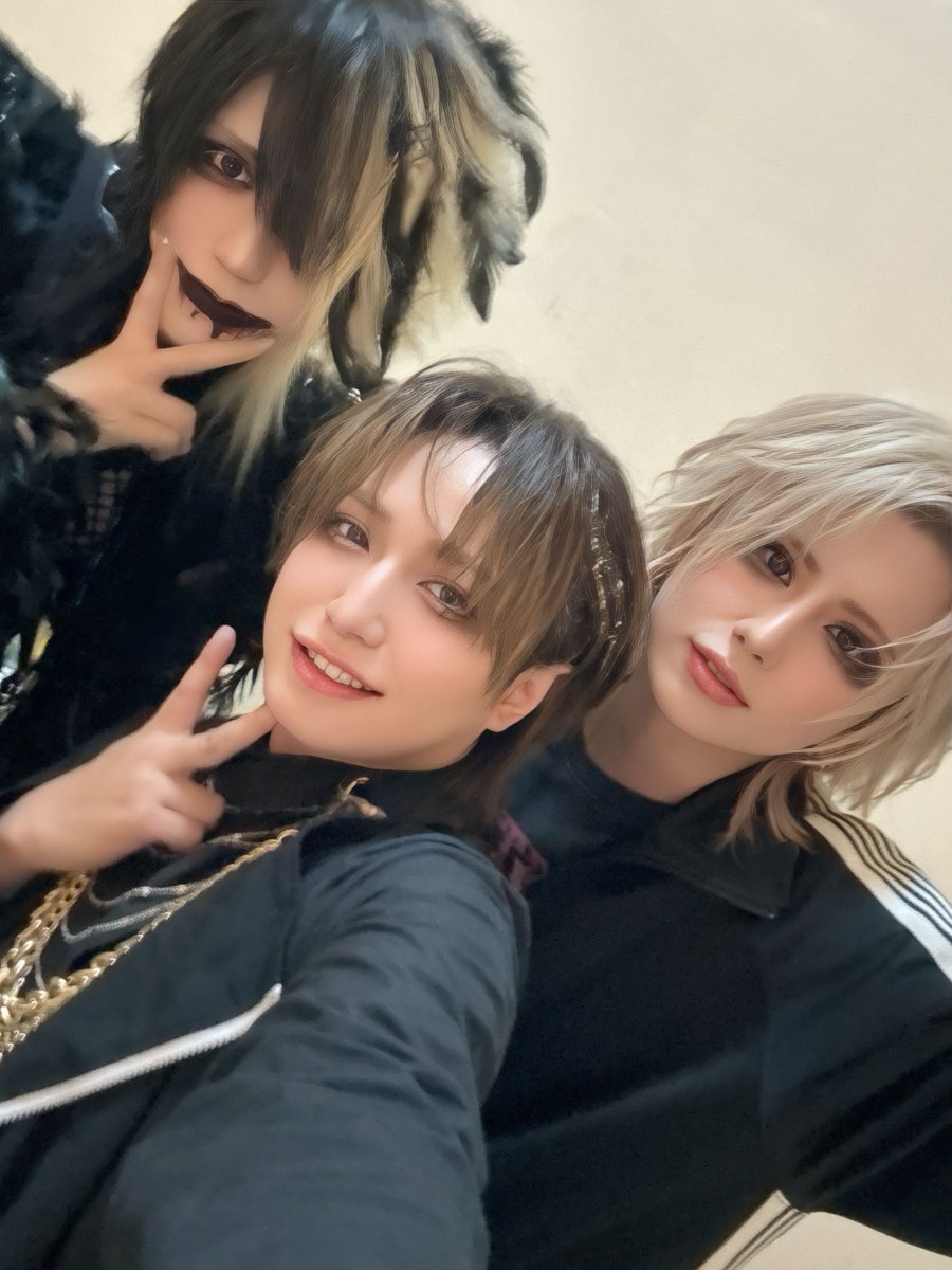 anfiel_shogo's tweet photo. バグサミ東京ありがとうございました！！
名古屋に引き続き3ステしてきた。

WEST気持ち良かったー！！

MADNAも駆けつけてくれてありがとう。
個人的にもアンフィル的にもマドンナにはとても助けられたから、少しでも何かお返しできてたらいいな。

とても愛にあふれた1日でした。
バグサミ最高！！！ https://t.co/gV9ByrYS3r