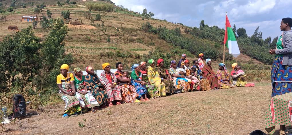 KikotiOnes11685's tweet photo. #CNDD_FDD MUHUTA
#ZONE RUTONGO 
Muri Rwarukurikirane gwo kugendera Imitumba igeze KOMINE Muhuta #SCOM #SIBOMANA_AUGUSTIN  igendo akaba aba izigejeje kumitumba ya #KIZUGA#KANZAGANYA#RUYOBERA yo muri Zone #RUTONGO https://t.co/YCgq72YaOs