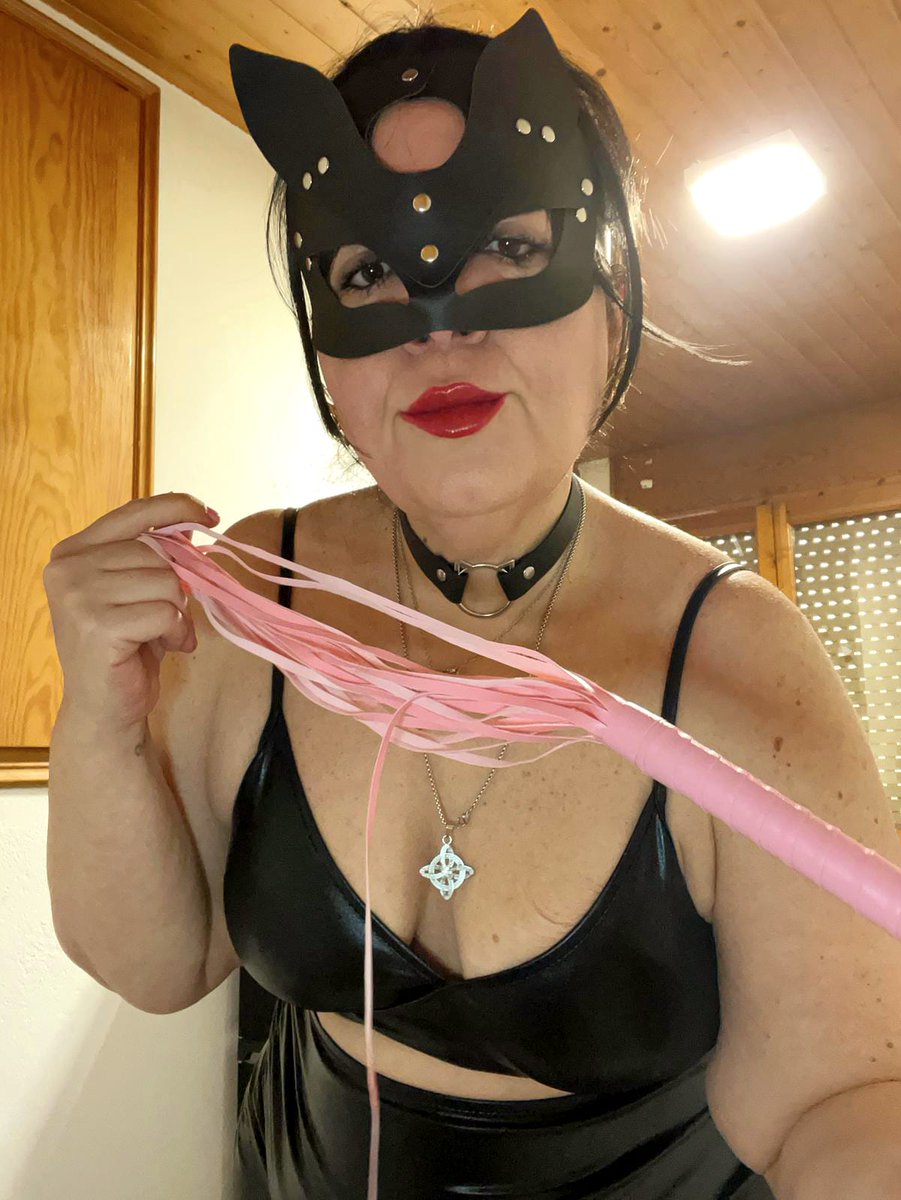 MiaCurvy43's tweet photo. Like my mask? 😈 Only you can find out what's behind it 👀 More on my profile 🔗#BBW #Curvy #Mia #Mysterious #Goddess https://t.co/ZwiIZV00lI