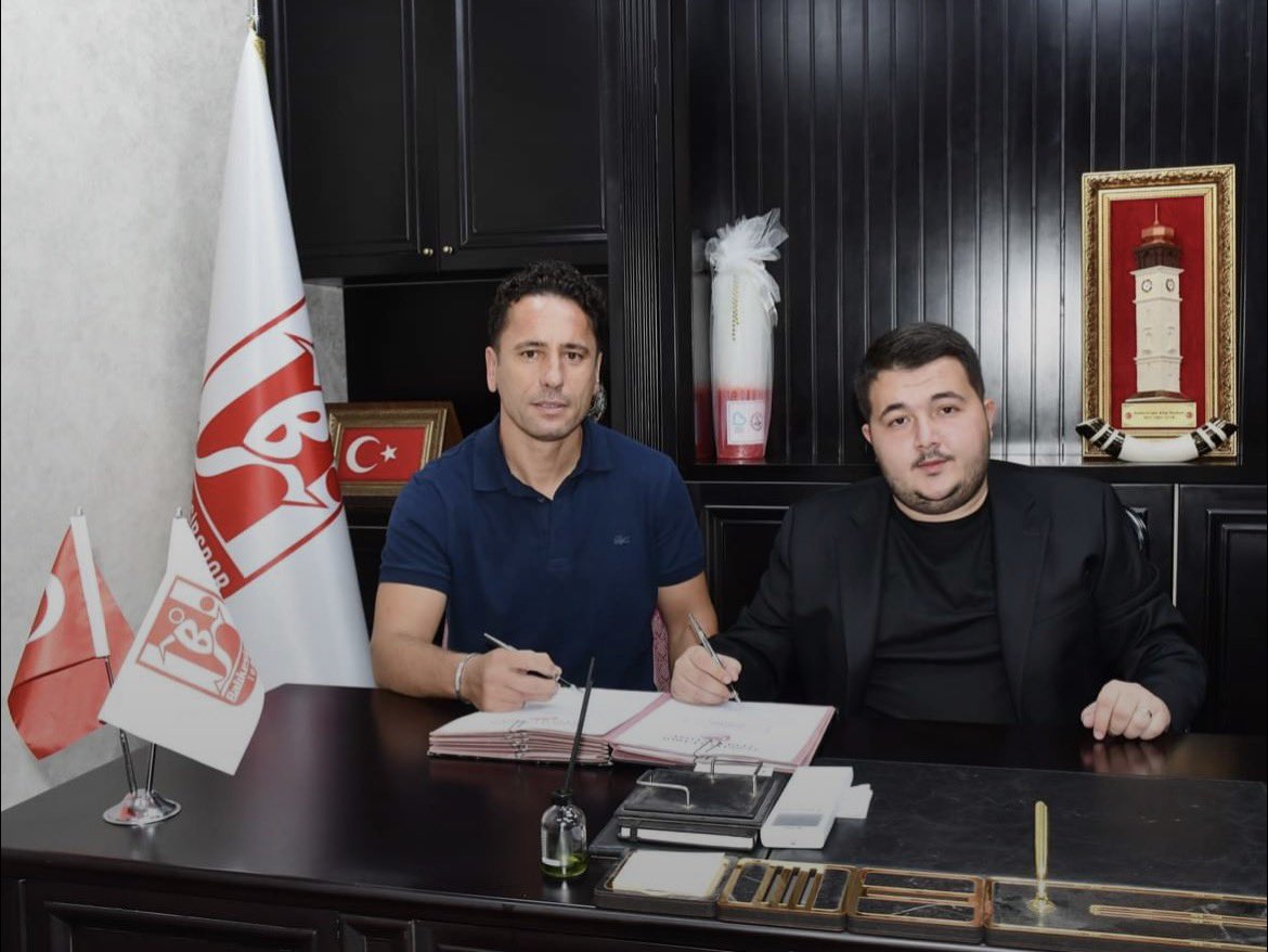 RedWhite_1966's tweet photo. Cem Kavçak hocamıza camiamıza tekrar hoşgeldin diyor, yolun sonu şampiyonlukla biten bir sezon diliyoruz. (Sezon sonuna kadar sözleşme) #balıkesirspor #altligler #şampiyon https://t.co/WeP7ArJzOv
