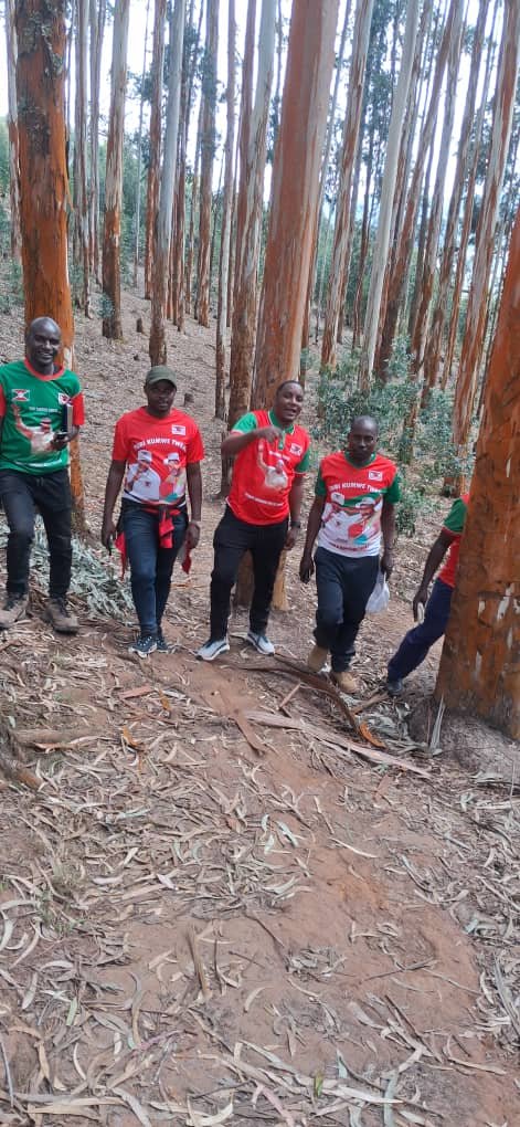 KikotiOnes11685's tweet photo. #CNDD_FDD MUHUTA
#ZONE RUTONGO 
Muri Rwarukurikirane gwo kugendera Imitumba igeze KOMINE Muhuta #SCOM #SIBOMANA_AUGUSTIN  igendo akaba aba izigejeje kumitumba ya #KIZUGA#KANZAGANYA#RUYOBERA yo muri Zone #RUTONGO https://t.co/YCgq72YaOs
