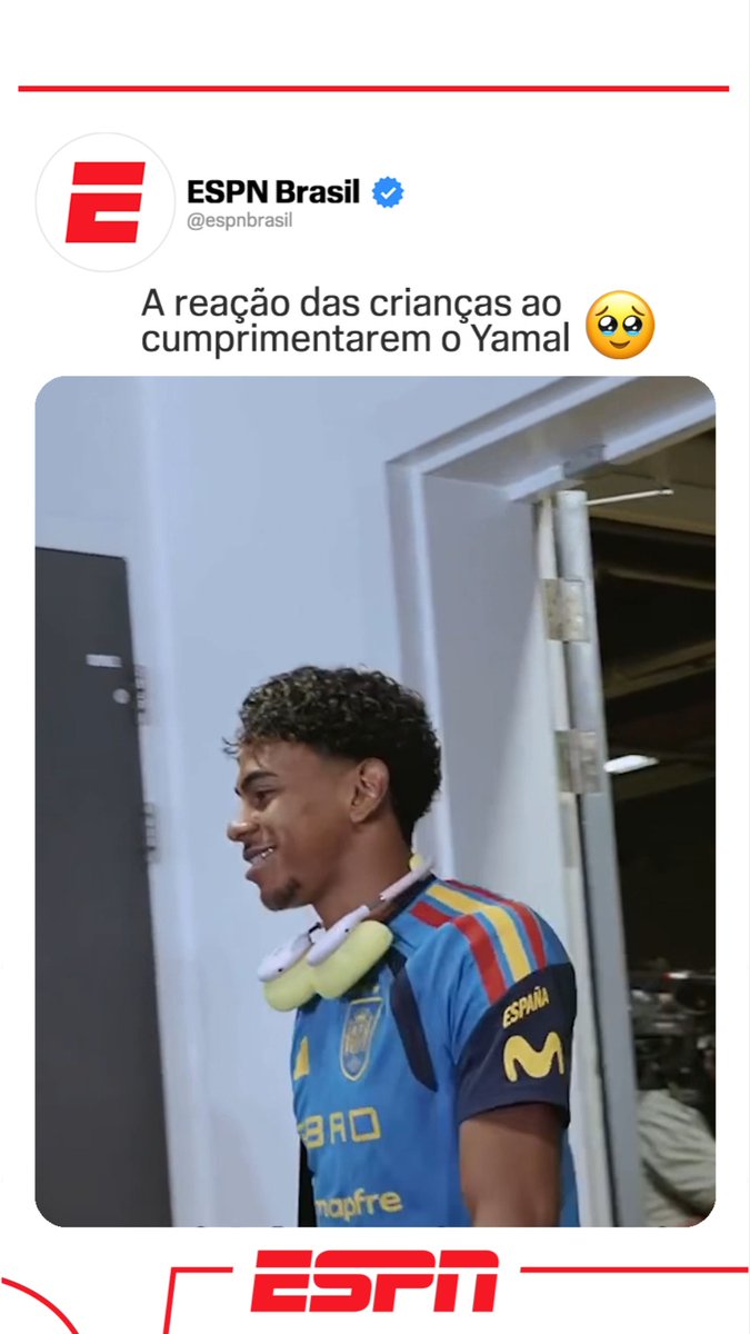 ESPN Brasil (@espnbrasil) posted a tweet captioned "A reação das crianças ao cumprimentarem o Yamal 🥹" ("The reaction of the kids when greeting Yamal 🥹"), showing Lamine Yamal smiling warmly while wearing his Spain national team jersey with headphones around his neck, capturing the heartwarming moment referenced in the post.