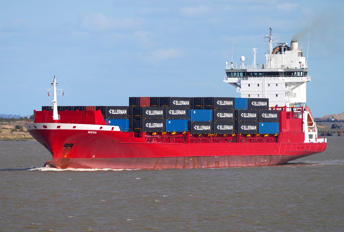 FraserG32883664's tweet photo. Container ship Nova, built in 2002 near Tilbury East. #ContainerShip #ContainerShips #ContainerCarrier #CargoShip #Shipping #ShipsInPics #Ship #Maritime #Marine #Import #Export #Ships #Ship #Containerschiff #Thames #RiverThames https://t.co/8obxDASw0n
