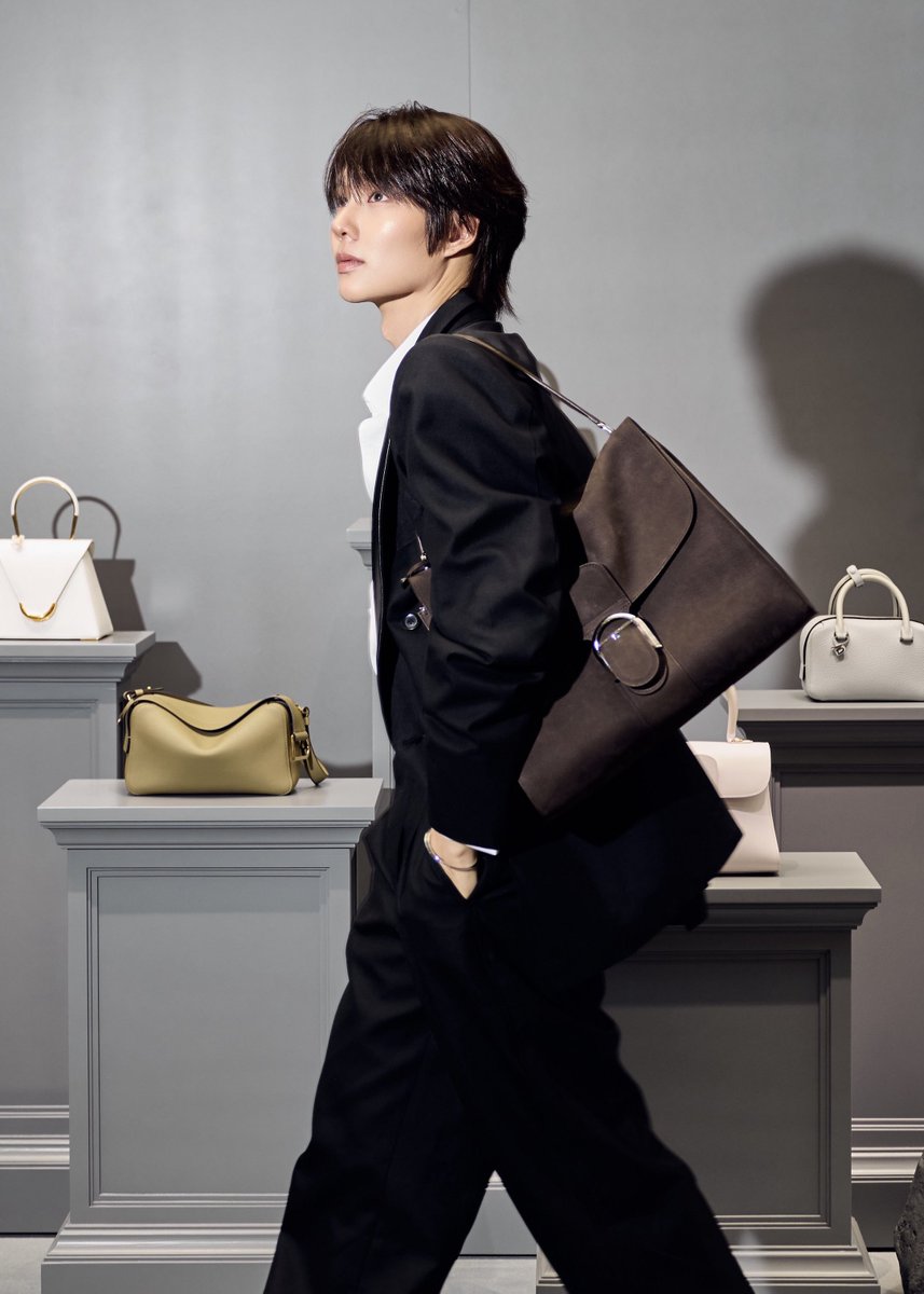 boyslovehub's tweet photo. Namping exuded effortless elegance at Delvaux’s HQ in Brussels. #NampingxDelvaux https://t.co/4Ust1qcKZ6