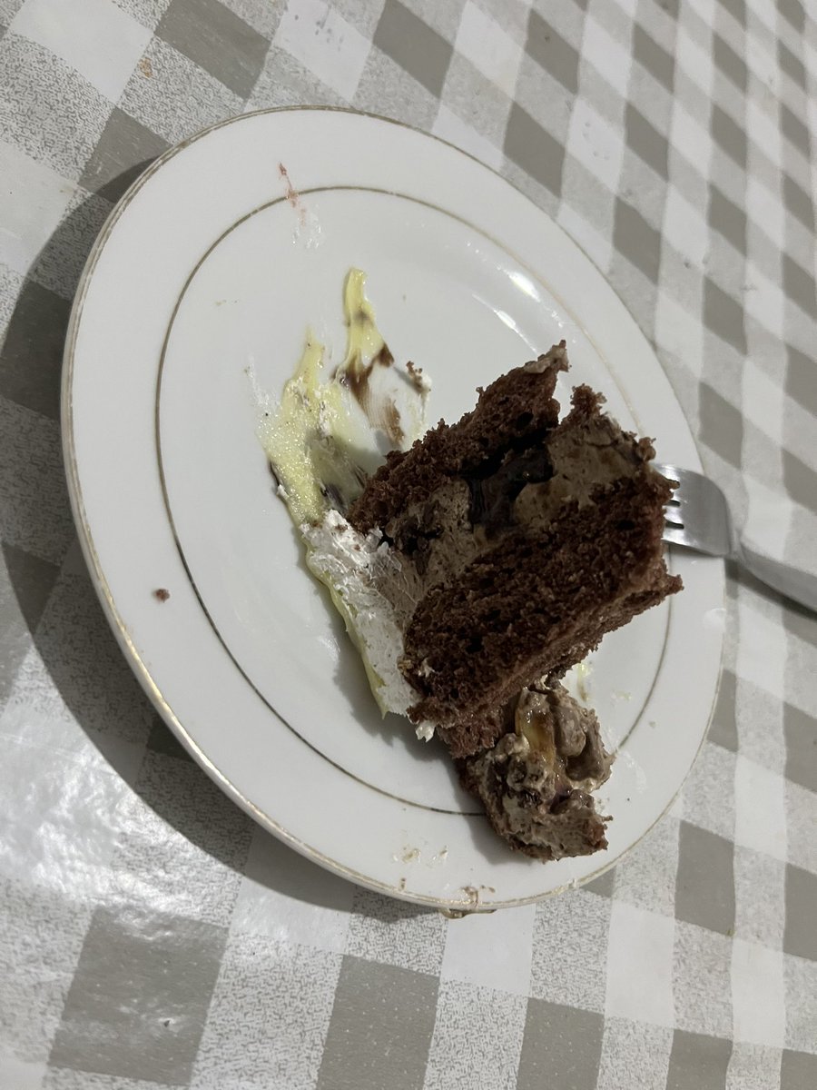starvemebabe's tweet photo. Today’s log
Protein milk , grilled chicken in a burger bun, leftover bd cake and a mini pizza ( I also had a banana but it only lets me put 4 pics)
1184 cals in total https://t.co/r8eaqylYrS